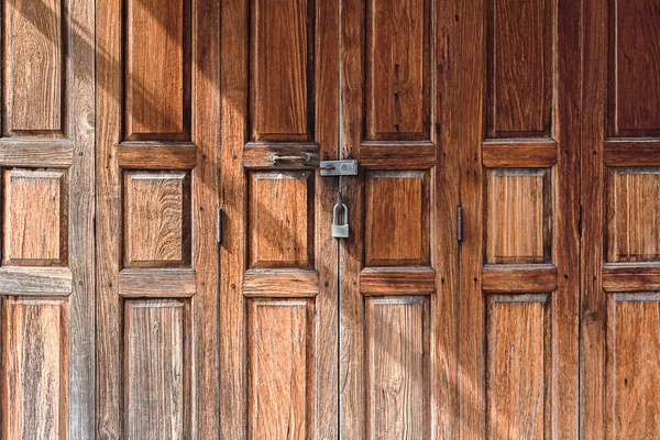 Старая деревянная дверь с замком — стоковое фото