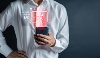 Müşteri Deneyimi tatminsizdir. Akıllı telefon ekranında kötü yüz ifadelerini seçer. Kötü eleştiri, kötü hizmet kötü kalite, düşük not, sosyal medya iyi değil.