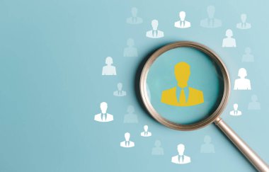 HRM veya İnsan Kaynakları Yönetimi, Büyüteç cam odağı, insan gelişiminin personel geliştirme askere alma liderliği ve müşteri hedef grup kavramı için personel ikonları arasında yer alan yönetici simgesine odaklanıyor.