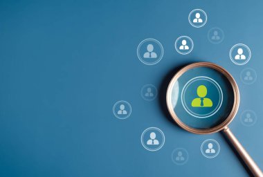 HRM veya İnsan Kaynakları Yönetimi, Büyüteç cam odağı, insan gelişiminin personel geliştirme askere alma liderliği ve müşteri hedef grup kavramı için personel ikonları arasında yer alan yönetici simgesine odaklanıyor.