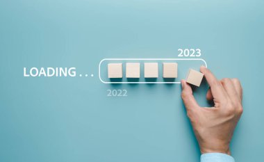 2022 'den 2023' e kadar geri sayım için ahşap küp bloğu Mutlu Noeller ve mutlu yıllar konsepti.