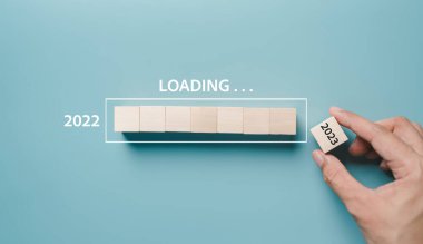 2022 'den 2023' e kadar geri sayım için ahşap küp bloğu Mutlu Noeller ve mutlu yıllar konsepti.