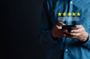 Müşteriler, iş adamlarının 5 yıldızlı puanlarını akıllı telefonlardan seçiyor ve 5 yıldızlı bir sembol veriyorlar. Mükemmel reyting. Kullanıcı derecelendirme, geri bildirim, iyi iş ağı puanı.