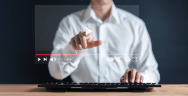Sanal Screeh hologramında klavye kullanan, İnternet 'te video izleyen, konser veren, özel ders veren bir adam..