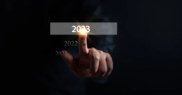 Geschäftsmann Berührt Virtuellen Bildschirm Auf Der Zahl 2023 Zur Vorbereitung — Stockfoto