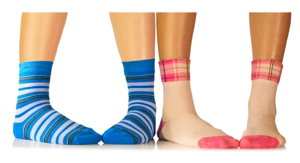 A nők és a gyermekek lába, színes csíkos zokni — Stock Fotó