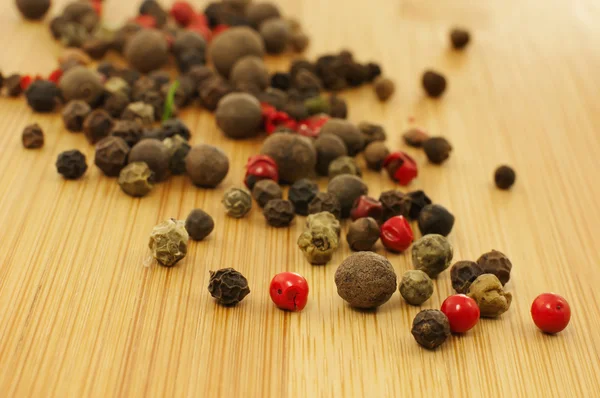 The mixture of pepper: black pepper, green pepper, red pepper sp