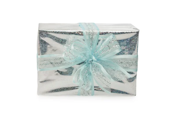 Silberne Geschenkschachtel mit blauer Schleife — Stockfoto