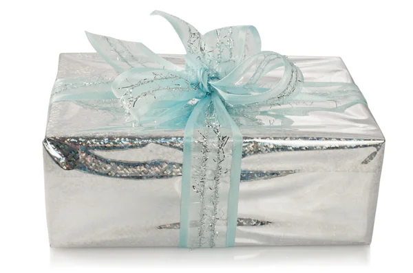 Silberne Geschenkschachtel mit blauer Schleife — Stockfoto