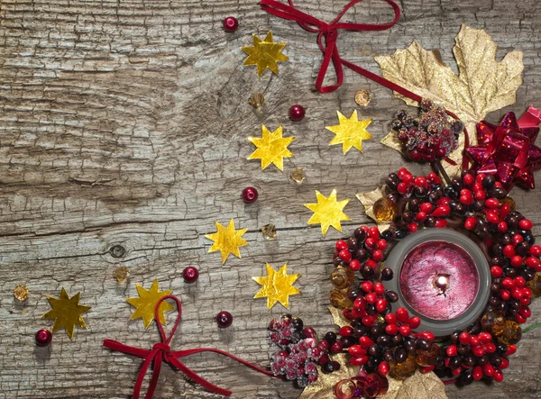 Vela de Navidad con bayas de invierno, estrellas, perlas, hojas — Foto de Stock