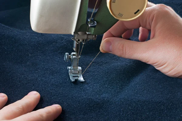Women's hands sew fabric with a sewing machine. — Stock Photo, Image