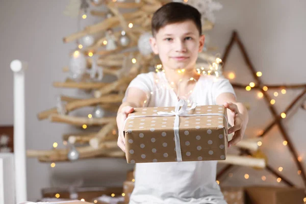 Concepto Vacaciones Alegre Adolescente Dando Caja Regalo Cámara Árbol Madera —  Fotos de Stock