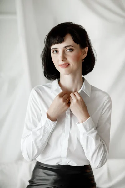 Kendine Güveni Tam Çekici Bir Kadını Beyaz Gömlekli Deri Etekli — Stok fotoğraf