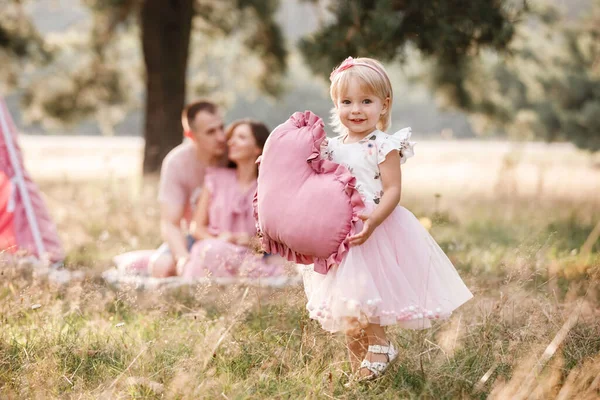 Dziewczyna Ubrane Różową Sukienkę Trzymając Duże Różowe Serce Rękach Mamo — Zdjęcie stockowe