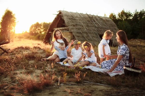 Porträtt Två Unga Mödrar Med Nöje Tillbringa Tid Med Sina — Stockfoto