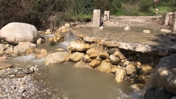 Agua Fluye Sobre Las Piedras Paisaje Montaña Corriente Cascada Que — Vídeos de Stock