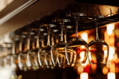Barmen tarafından hazırlanan temiz şarap bardakları bir restoranda ya da kafede asılı duruyordu. Bardaki bir parti için bardaklar hazır. seçici odak.