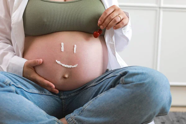 ストレッチ マークを避けるために彼女の腹の若い妊婦モデル適用保湿剤の胴体のクローズ アップ 彼女のおなかにクリームを保湿から面白い笑顔で今後のママ 妊娠スキンケア コンセプト — ストック写真
