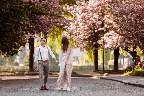 Πάθος Και Αγάπη Έννοια Νεαρός Άντρας Και Γυναίκα Περπατούν Μαζί — Φωτογραφία Αρχείου