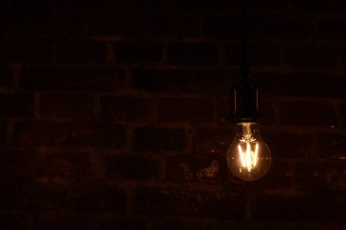 Duvarın arkasında dekoratif antika Edison tarzı ampuller var. Ampulleri aç.