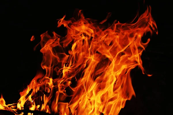 Oheň Vytváří Nekonečné Tvary Když Hoří Oranžová Plamene Černé Pozadí — Stock fotografie