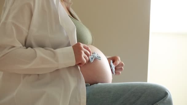 Концепция Беременности Крупный План Беременной Женщины Аксессуаром Волос Голубые Бантики — стоковое видео