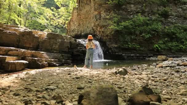 Alegre Niña Juguetona Lanzando Guijarros Río Montaña Bosque Verde Fondo — Vídeos de Stock