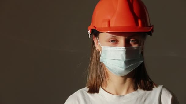 Retrato Mujer Ingeniera Trabajadora Con Casco Naranja Quita Mascarilla Mirando — Vídeos de Stock