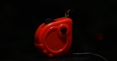 Siyah arka planda kırmızı plastik şeritler var. Ölçme aracı. Seçici odaklanma. 4k.