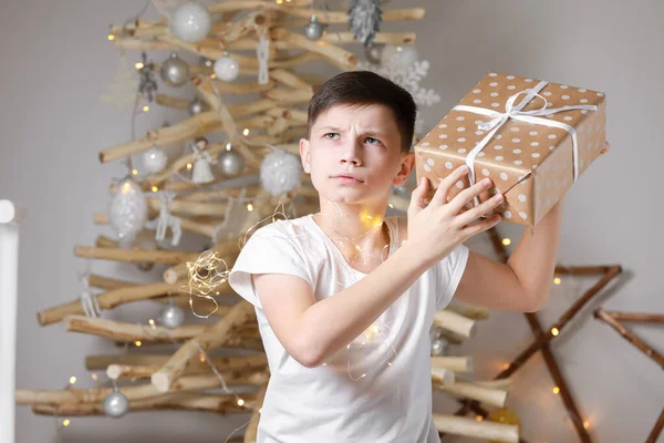 Concepto Vacaciones Lindo Niño Emocionado Por Árbol Navidad Decoración Madera —  Fotos de Stock