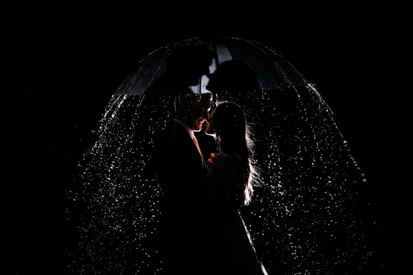 Amor Bajo Lluvia Silueta Pareja Besándose Bajo Paraguas Pareja Bajo —  Fotos de Stock