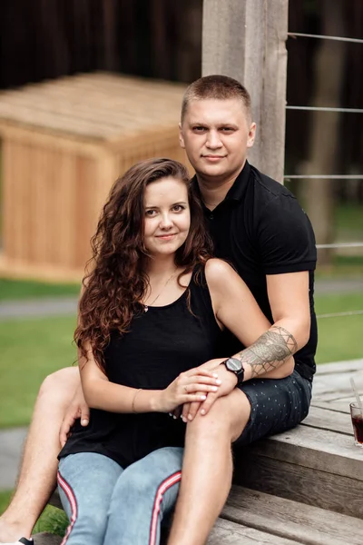 Sevgi dolu genç çift yaz günü kafede sarılıp öpüşüyor..