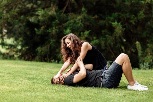 Молодая Пара Веселится Играет Траве Летний День Женщина Лежит Над — стоковое фото