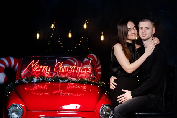 Joven Pareja Feliz Hombre Mujer Enamorados Navidad Abrazan Cerca Coche — Foto de Stock