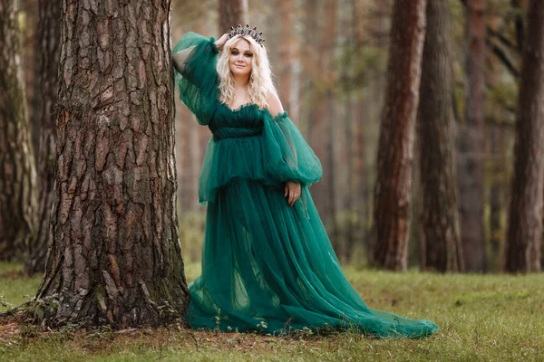 Junge Schöne Blonde Haare Frau Königin Prinzessin Geht Herbstgrüner Wald — Stockfoto