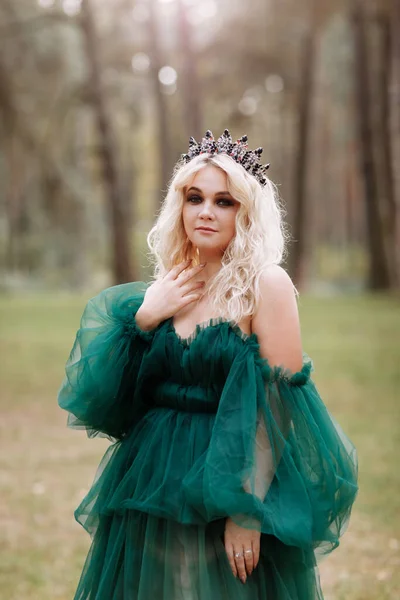 Jonge Mooie Blonde Haar Vrouw Koningin Prinses Loopt Herfst Groen — Stockfoto