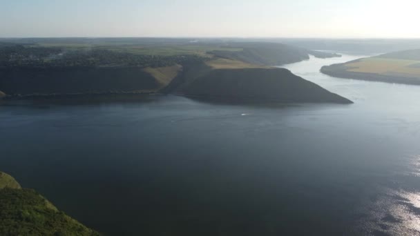 Widok z lotu ptaka na szeroką rzekę Dnister i odległe skaliste wzgórza w rejonie Bakoty, część parku narodowego Podilski Tovtry na Ukrainie. 4k. — Wideo stockowe