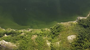 Nehrin manzarası ve kırsal alandaki yeşil alanlar. Ukraynalı Bakota. Bay. Drone. Ekoloji. 4k