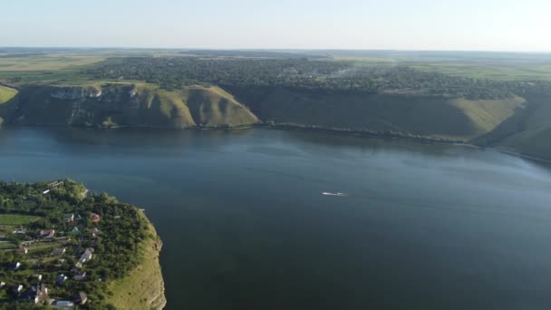 Aerial view of wide Dnister river and distant rocky hills in Bakota area, part of the National park, Podilski Tovtry, in Ukraine. 4k. — 图库视频影像