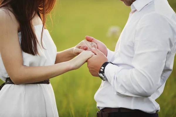 Hände Zusammen Nahaufnahme Eines Liebevollen Paares Das Sich Händchen Hält — Stockfoto