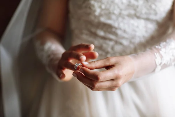 白いレースのドレスに身を包んだ花嫁の優しい手の切り取られた写真が結婚指輪を彼女の指につけた 結婚式の — ストック写真