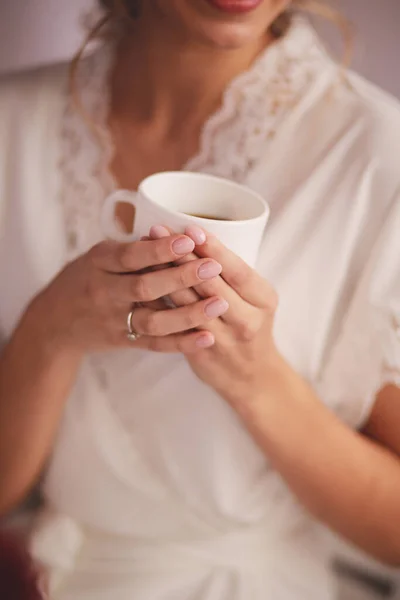 Junge Frau Weißem Seidenmantel Mit Weißer Tasse Tee Oder Kaffee — Stockfoto