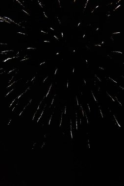 Siyah arka planda havai fişekler, renkli kıvılcımlar ve havai fişekler izole edildi. Mutlu yıllar ve mutlu Noeller havai fişekleri. 4 Temmuz Ulusal Bayram Festivali, Bağımsızlık Günü konsepti.