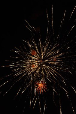 Siyah arka planda havai fişekler, renkli kıvılcımlar ve havai fişekler izole edildi. Mutlu yıllar ve mutlu Noeller havai fişekleri. 4 Temmuz Ulusal Bayram Festivali, Bağımsızlık Günü konsepti.