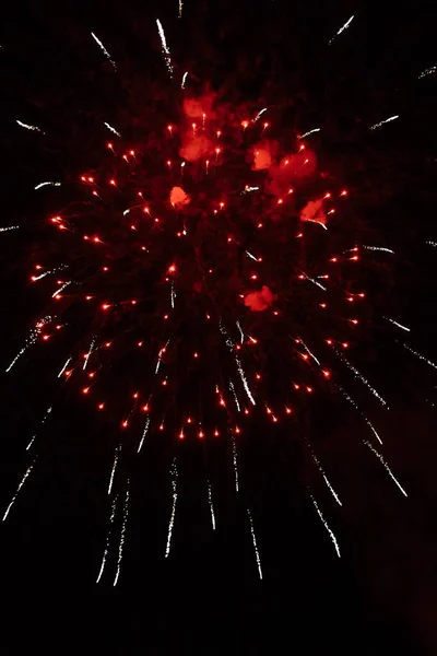 Feuerwerk Auf Schwarzem Hintergrund Bunte Funken Und Vereinzelt Feuerwerkskörper Feier — Stockfoto