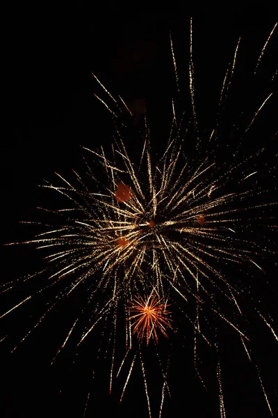 Siyah arka planda havai fişekler, renkli kıvılcımlar ve havai fişekler izole edildi. Mutlu yıllar ve mutlu Noeller havai fişekleri. 4 Temmuz Ulusal Bayram Festivali, Bağımsızlık Günü konsepti.