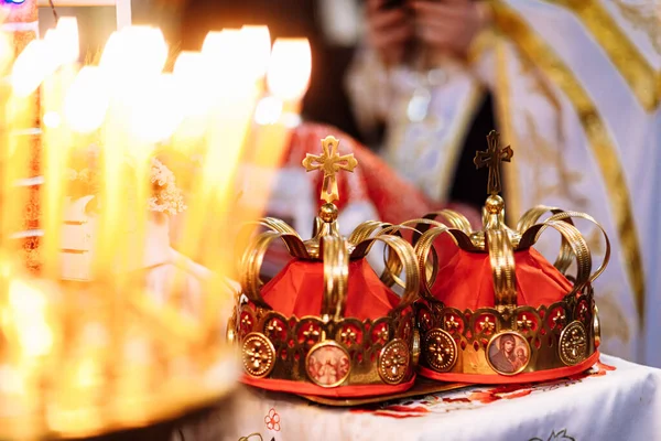 Twee Gouden Rode Kronen Bruiloften Bestemd Voor Ceremonie Orthodoxe Kerk — Stockfoto