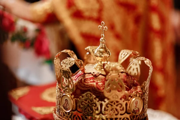 Goud Rode Kroon Bruiloften Bestemd Voor Ceremonie Orthodoxe Kerk Selectieve — Stockfoto