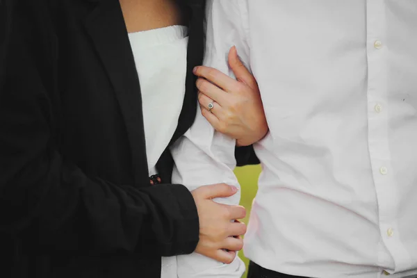 Upp Med Händerna Närbild Kärleksfulla Par Som Håller Varandra Handen — Stockfoto
