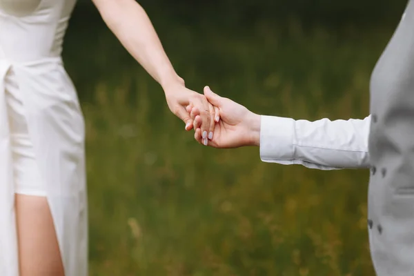Hands Newlyweds Close Groom Holds Bride Hands Loving Couple Holding — 图库照片
